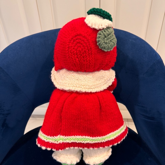 Vintage hand knit trio of Christmas Carollers. Three large hand knit figurines. - Picture 8 of 11